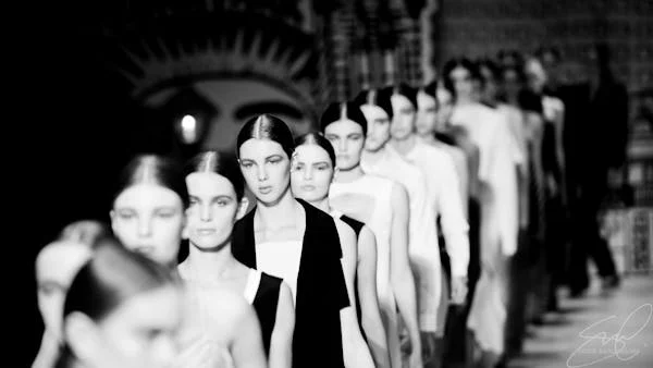 Dans les coulisses : Comment les Fashion Weeks Dictent les Tendances