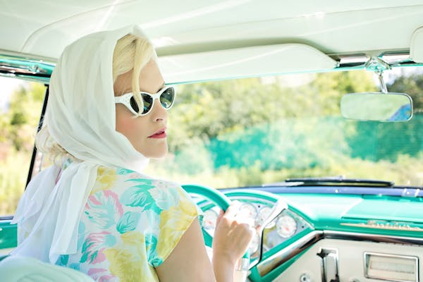Les Meilleurs Trouvailles Vintage : Comment Styliser des Looks Rétro